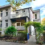 DEUTSCHE VILLA - SUPERIOR APARTMENT- 1 Obergeschoss mit gem Sauna und Garten